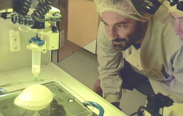 Healshape-scientists-3D-bioprinting-a-custom-breast-implant.-照片-via-Healshape_edited.jp